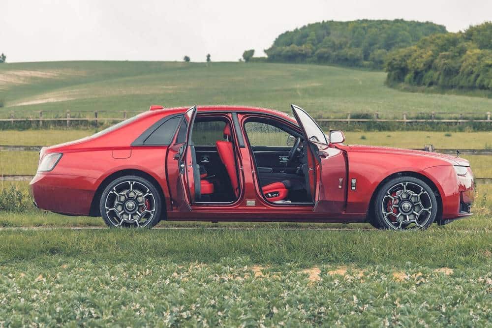 https://cdn.autogreeknews.gr/wp-content/uploads/2025/09/rolls-royce-ghost-black-badge-03.jpg