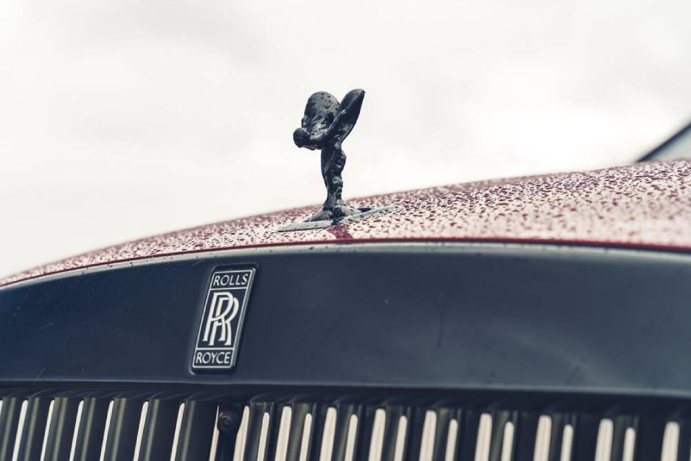 https://cdn.autogreeknews.gr/wp-content/uploads/2025/09/rolls-royce-ghost-black-badge-04.jpg