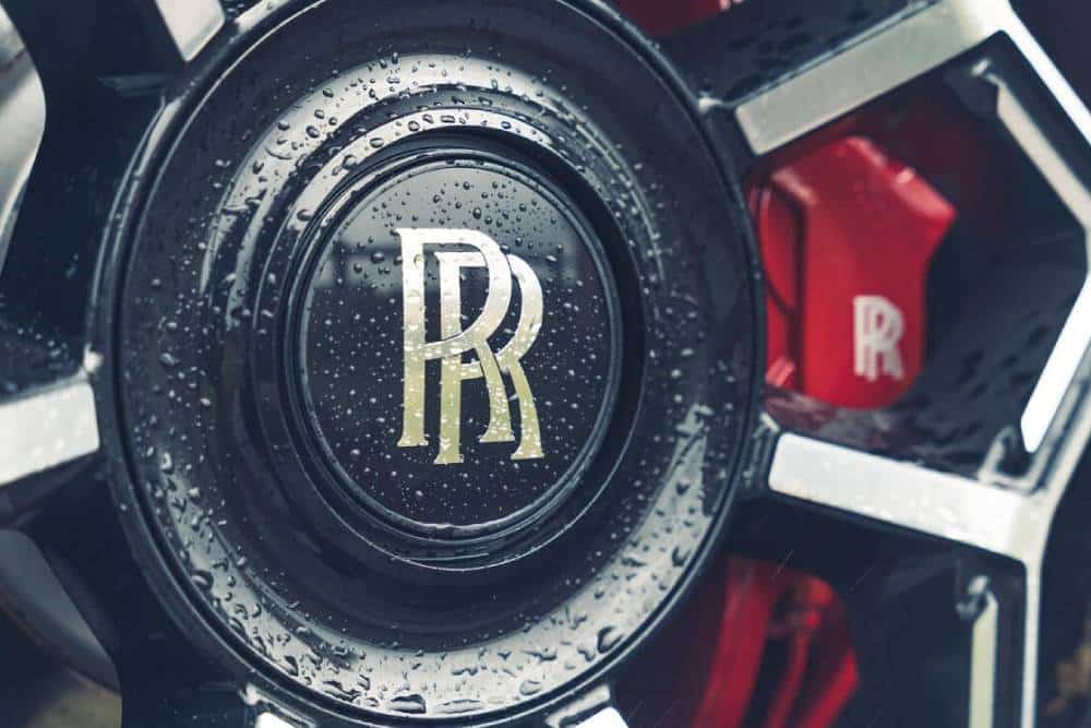 https://cdn.autogreeknews.gr/wp-content/uploads/2025/09/rolls-royce-ghost-black-badge-05.jpg