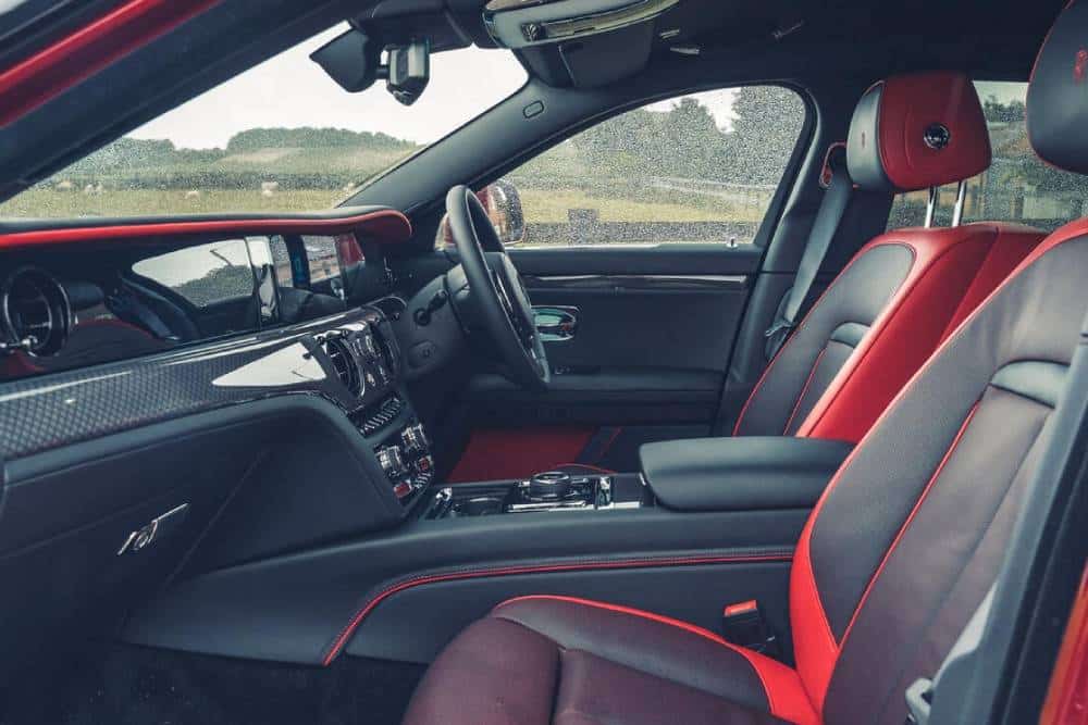 https://cdn.autogreeknews.gr/wp-content/uploads/2025/09/rolls-royce-ghost-black-badge-08.jpg