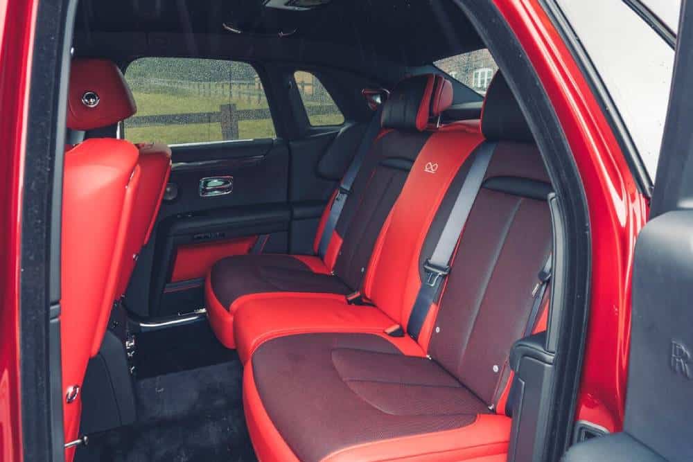 https://cdn.autogreeknews.gr/wp-content/uploads/2025/09/rolls-royce-ghost-black-badge-09.jpg