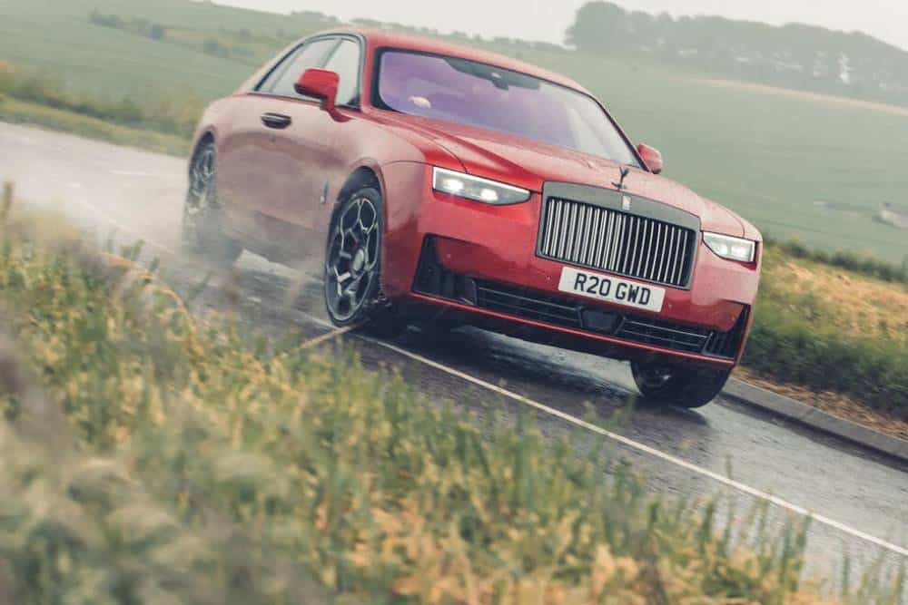 https://cdn.autogreeknews.gr/wp-content/uploads/2025/09/rolls-royce-ghost-black-badge-11.jpg