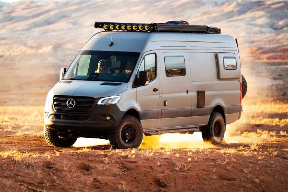 https://cdn.autogreeknews.gr/wp-content/uploads/2025/09/rossmonster-mercedes-sprinter-1.jpg