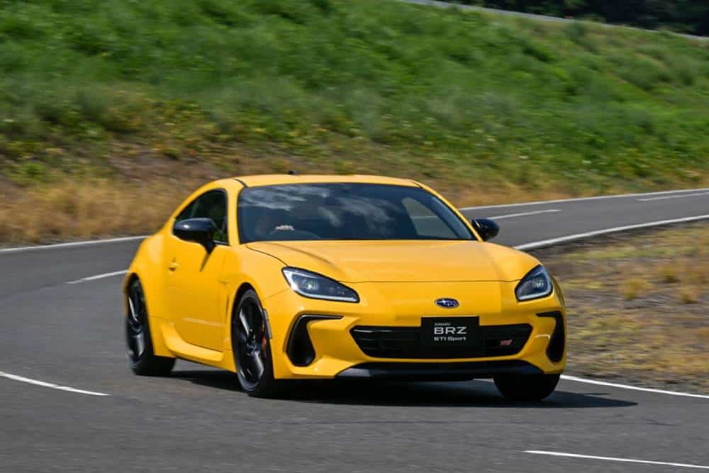 https://cdn.autogreeknews.gr/wp-content/uploads/2025/09/subaru-brz-yellow-02.jpg