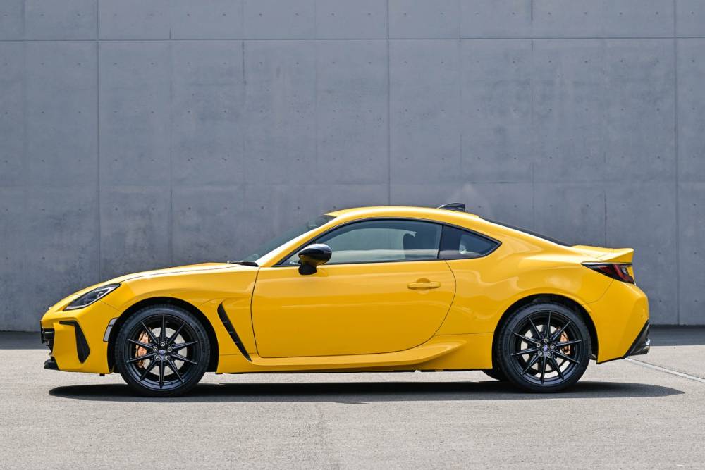 https://cdn.autogreeknews.gr/wp-content/uploads/2025/09/subaru-brz-yellow-03.jpg