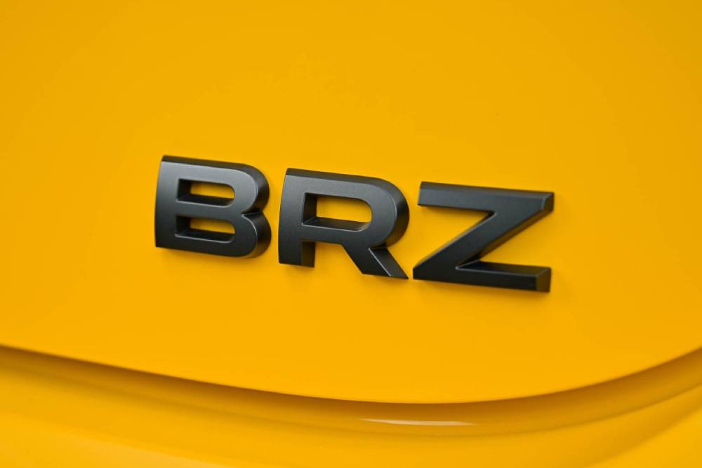 https://cdn.autogreeknews.gr/wp-content/uploads/2025/09/subaru-brz-yellow-04.jpg