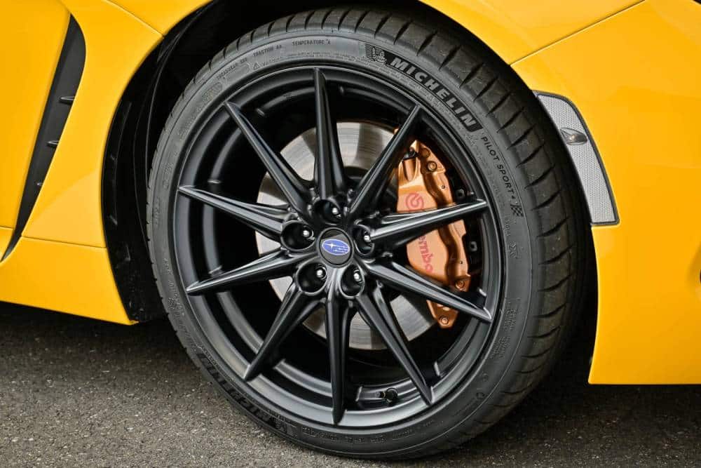 https://cdn.autogreeknews.gr/wp-content/uploads/2025/09/subaru-brz-yellow-05.jpg