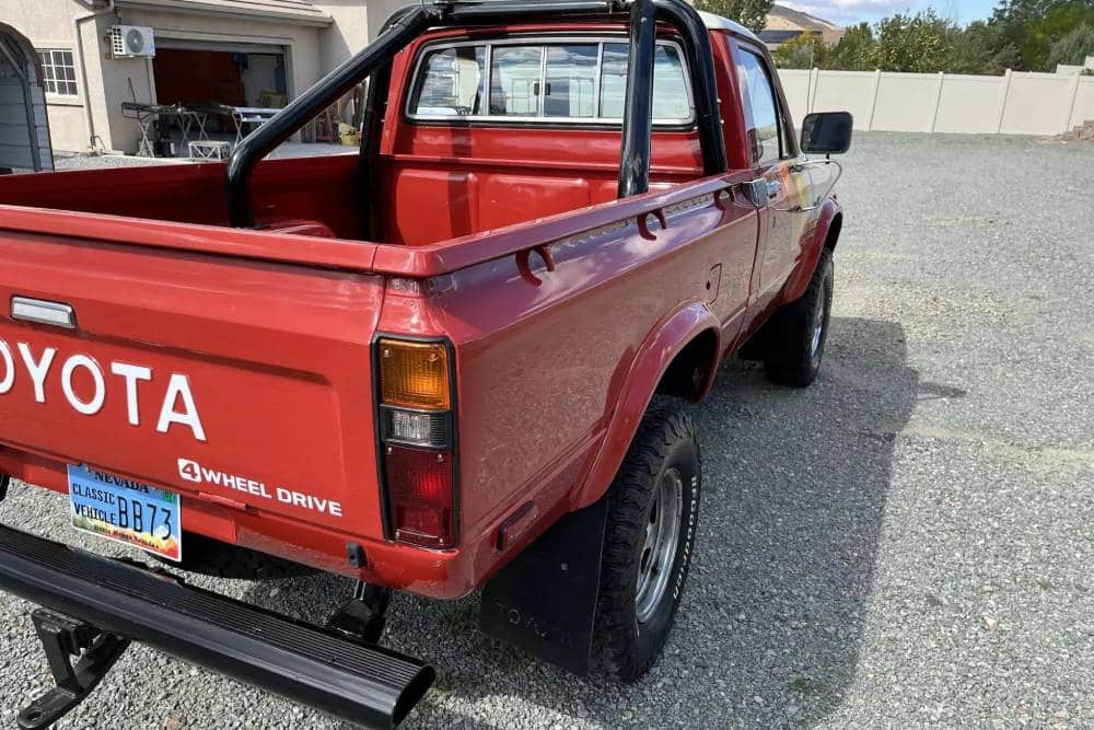 https://cdn.autogreeknews.gr/wp-content/uploads/2025/10/1981-Toyota-Pickup-4x4-12_result22.jpg