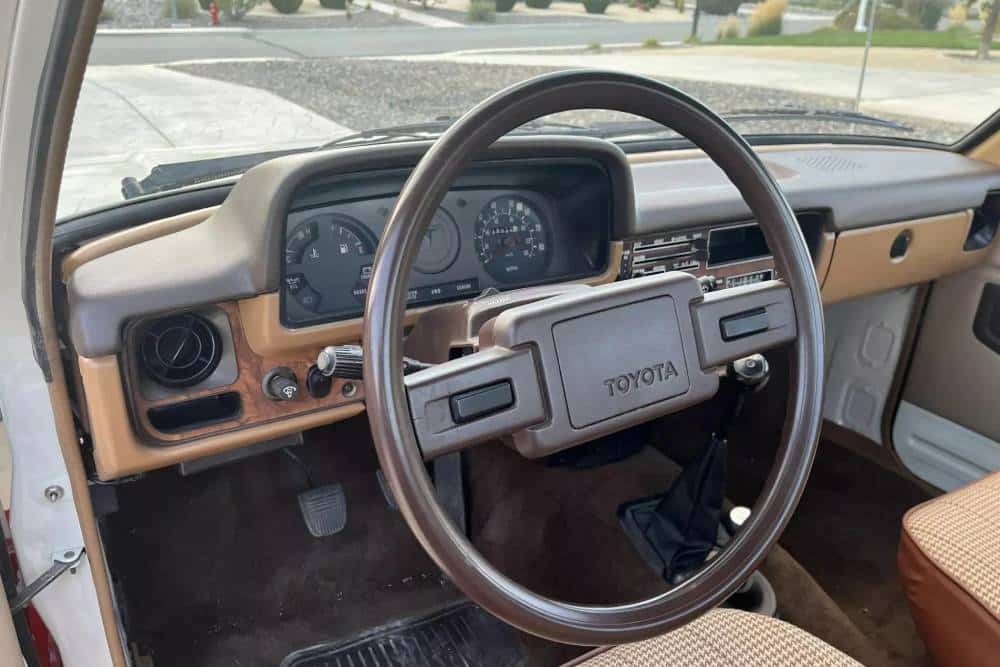 https://cdn.autogreeknews.gr/wp-content/uploads/2025/10/1981-Toyota-Pickup-4x4-19_result22.jpg