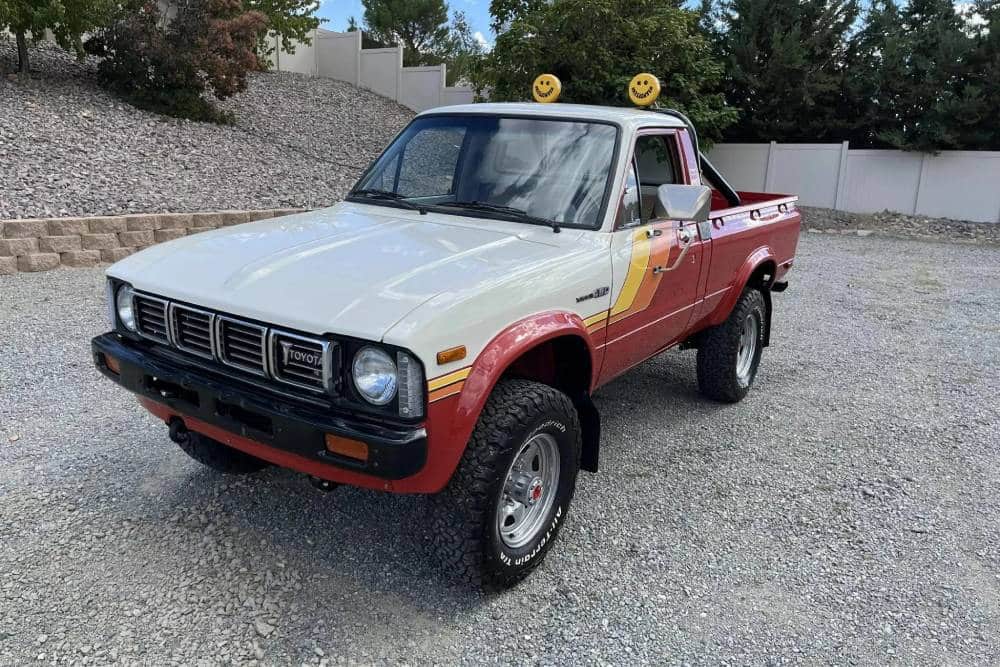 https://cdn.autogreeknews.gr/wp-content/uploads/2025/10/1981-Toyota-Pickup-4x4-1_result22.jpg