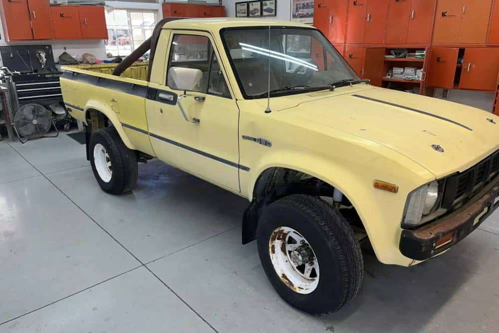 https://cdn.autogreeknews.gr/wp-content/uploads/2025/10/1981-Toyota-Pickup-4x4-26_result22.jpg