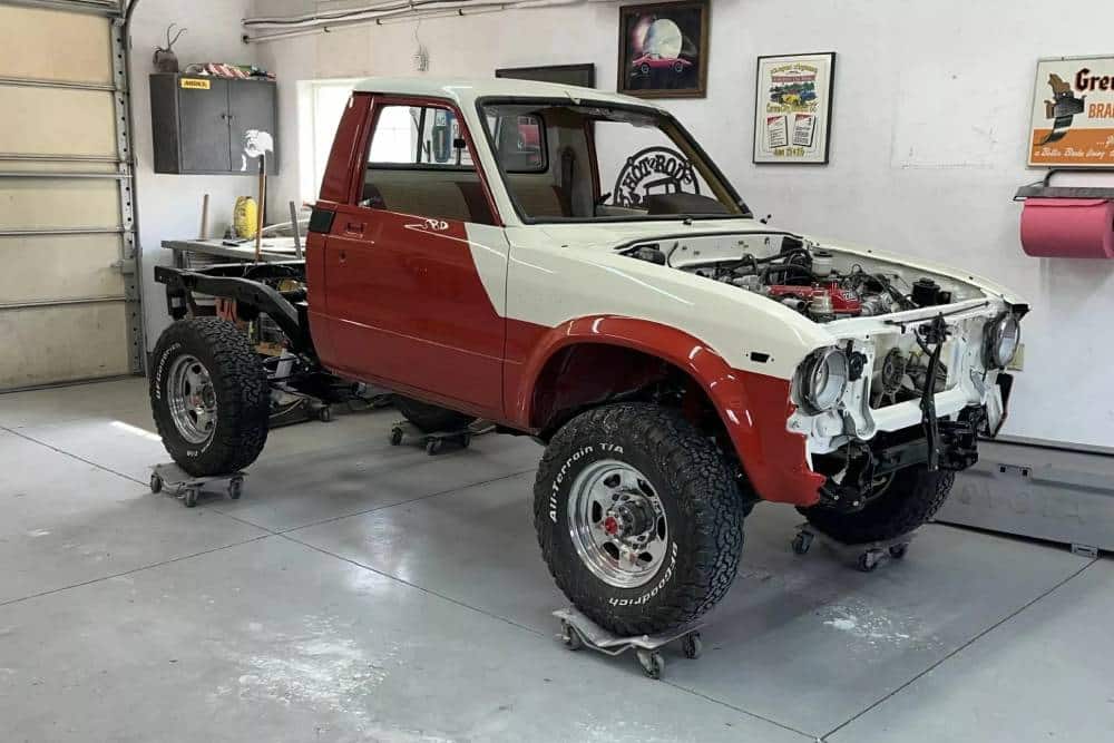 https://cdn.autogreeknews.gr/wp-content/uploads/2025/10/1981-Toyota-Pickup-4x4-29_result22.jpg