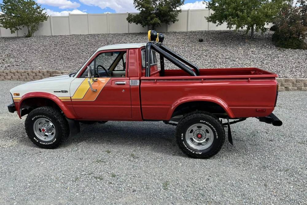https://cdn.autogreeknews.gr/wp-content/uploads/2025/10/1981-Toyota-Pickup-4x4-4_result22.jpg