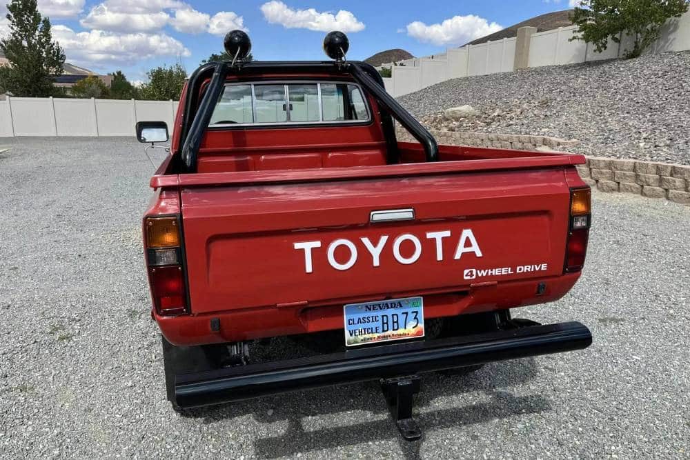 https://cdn.autogreeknews.gr/wp-content/uploads/2025/10/1981-Toyota-Pickup-4x4-7_result22.jpg