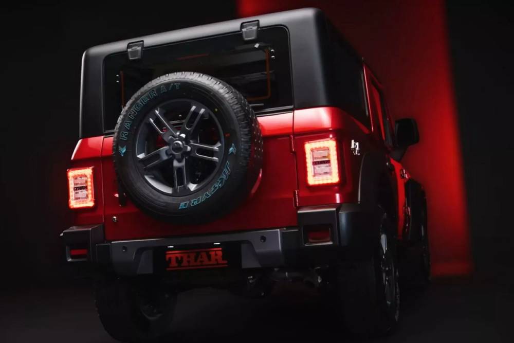 https://cdn.autogreeknews.gr/wp-content/uploads/2025/10/2025-Mahindra-Thar-8-2048x1152-1.jpg
