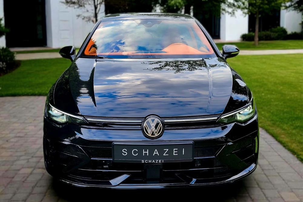 https://cdn.autogreeknews.gr/wp-content/uploads/2025/10/2025-VW-Golf-R-Black-Edition-SCHAZEI-2.jpg