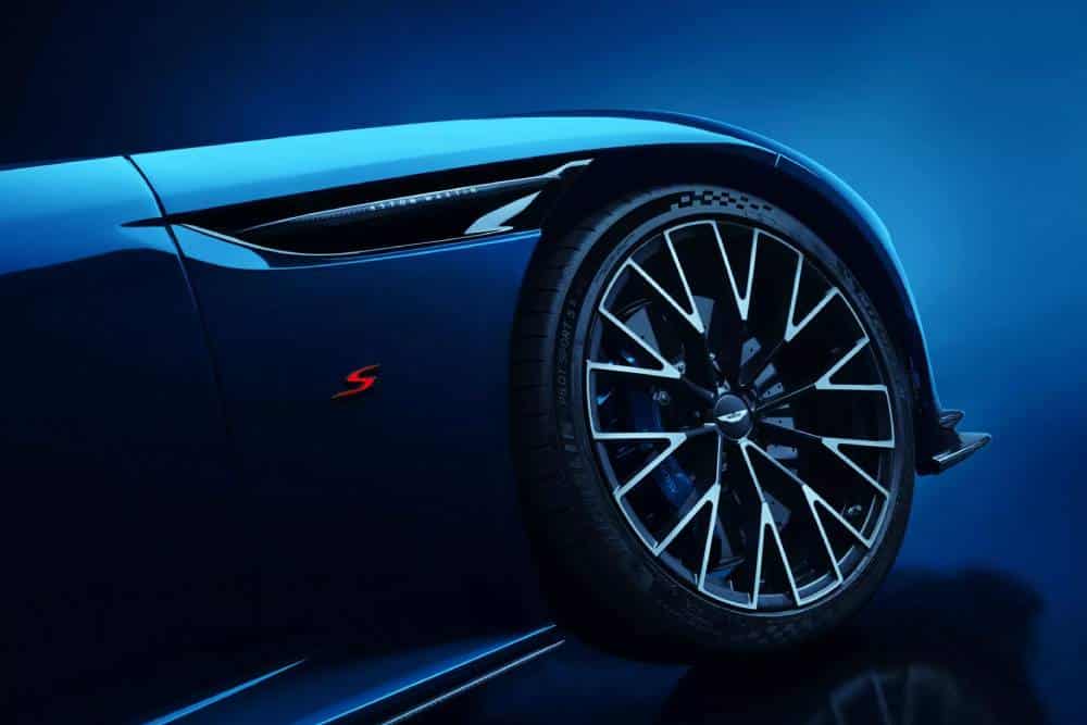 https://cdn.autogreeknews.gr/wp-content/uploads/2025/10/2026-Aston-Martin-DB12-S-1007-9-2048x1536-1.jpg