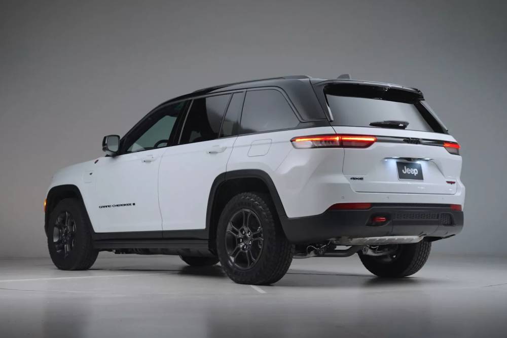 https://cdn.autogreeknews.gr/wp-content/uploads/2025/10/2026-Jeep-Grand-Cherokee-1027-10.jpg