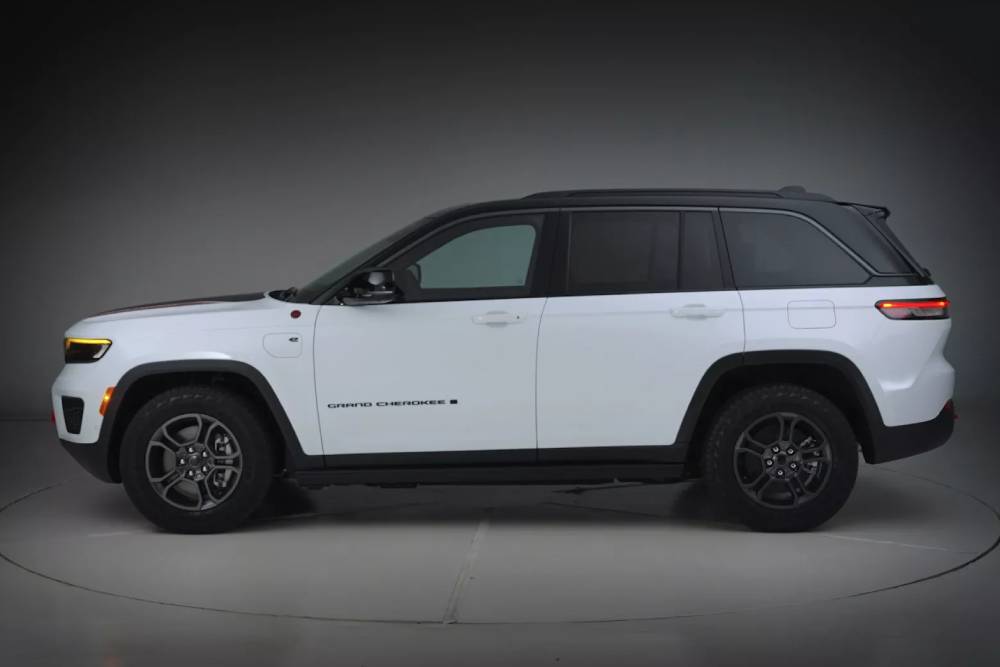 https://cdn.autogreeknews.gr/wp-content/uploads/2025/10/2026-Jeep-Grand-Cherokee-1027-12.jpg