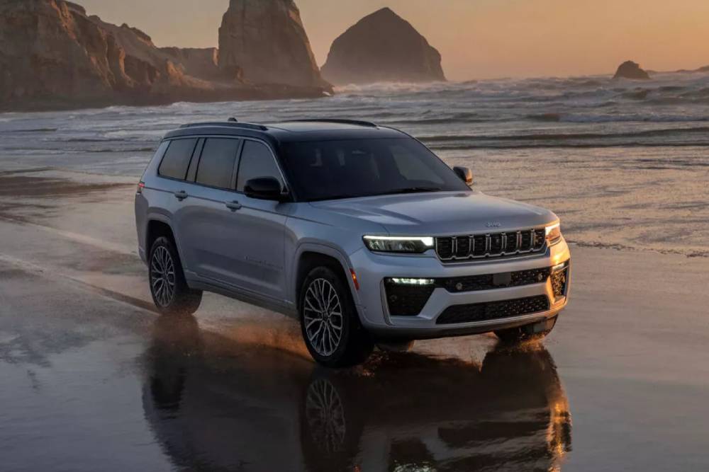 https://cdn.autogreeknews.gr/wp-content/uploads/2025/10/2026-Jeep-Grand-Cherokee-1027-17-2048x1536-1.jpg