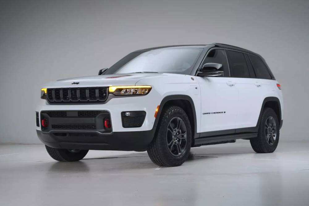 https://cdn.autogreeknews.gr/wp-content/uploads/2025/10/2026-Jeep-Grand-Cherokee-1027-9.jpg