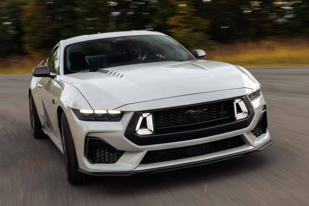 https://cdn.autogreeknews.gr/wp-content/uploads/2025/10/2026-mustang-ecoboost-with-the-rtr-package-3.jpg
