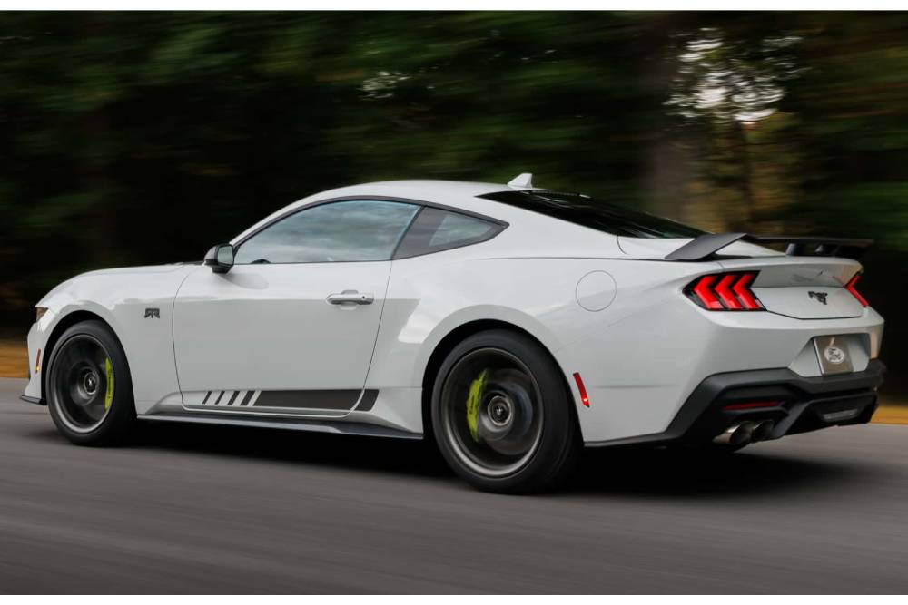 https://cdn.autogreeknews.gr/wp-content/uploads/2025/10/2026-mustang-ecoboost-with-the-rtr-package-4.jpg