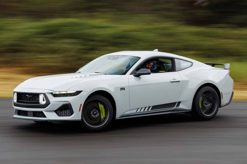https://cdn.autogreeknews.gr/wp-content/uploads/2025/10/2026-mustang-ecoboost-with-the-rtr-package-5.jpg