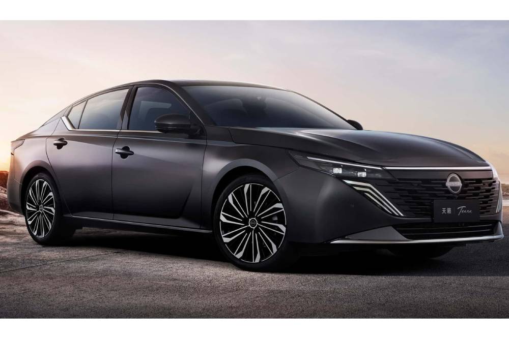 https://cdn.autogreeknews.gr/wp-content/uploads/2025/10/2026-nissan-teana-2.jpg