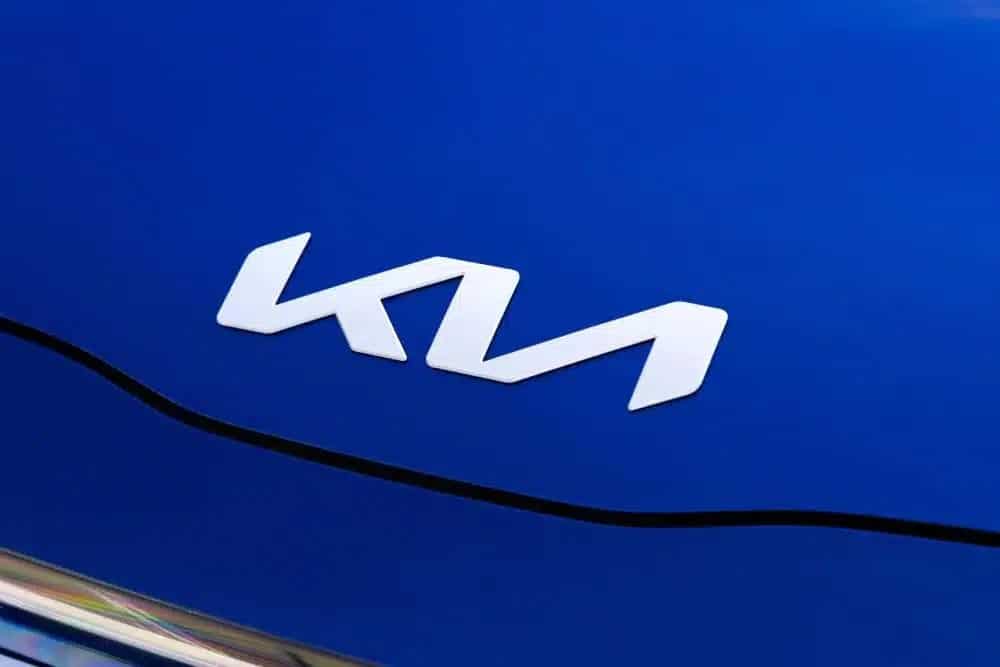 https://cdn.autogreeknews.gr/wp-content/uploads/2025/10/Kia-new-logo.jpg