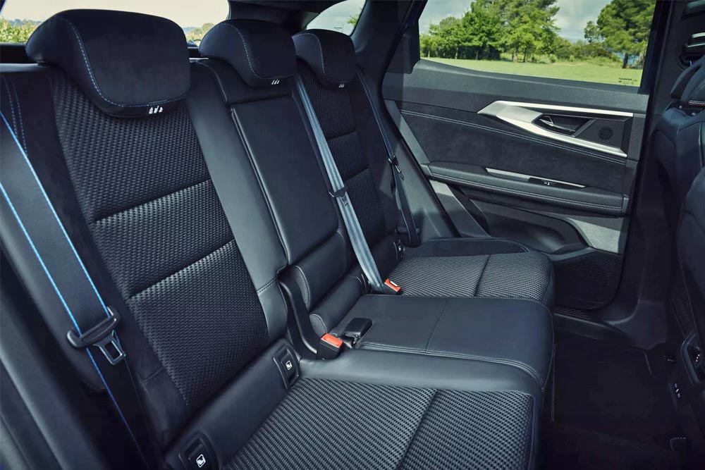 https://cdn.autogreeknews.gr/wp-content/uploads/2025/10/New-Renault-Austral-2025-rear-seat.jpg