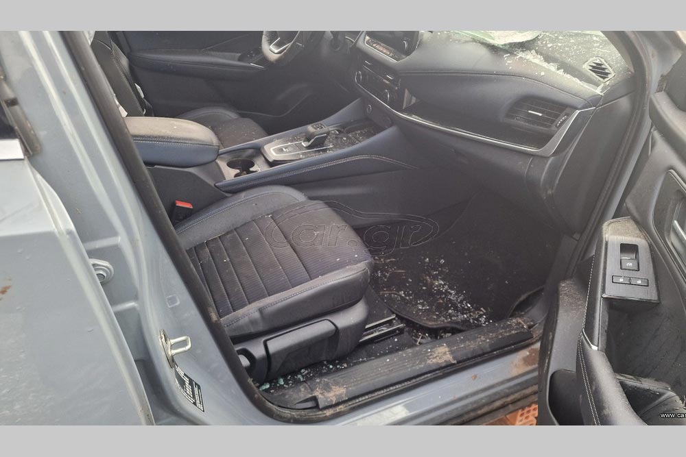 https://cdn.autogreeknews.gr/wp-content/uploads/2025/10/Nissan-Qashqai-crashed-3.jpg