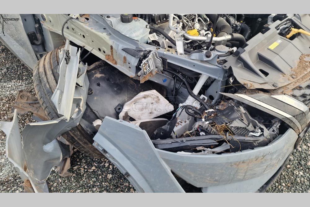 https://cdn.autogreeknews.gr/wp-content/uploads/2025/10/Nissan-Qashqai-crashed-7.jpg
