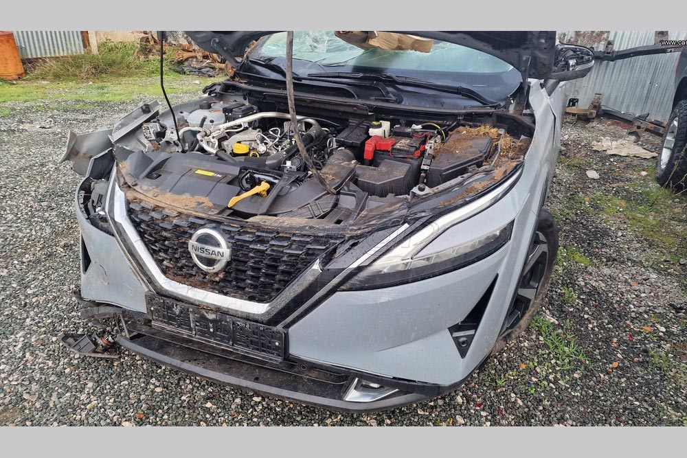 https://cdn.autogreeknews.gr/wp-content/uploads/2025/10/Nissan-Qashqai-crashed-9.jpg