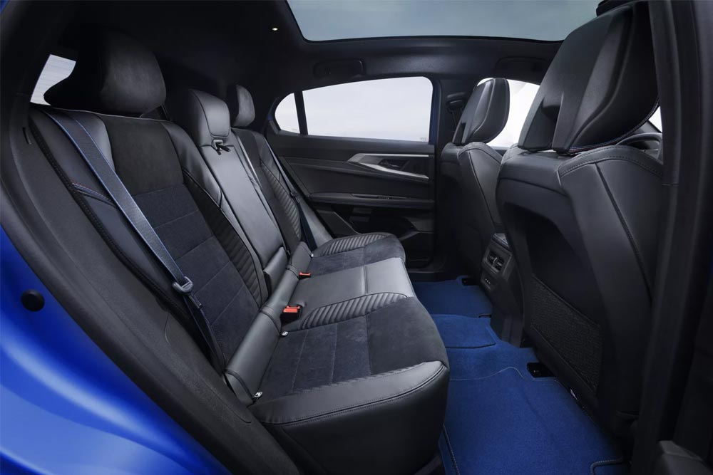 https://cdn.autogreeknews.gr/wp-content/uploads/2025/10/Renault-Rafale-rear-seat.jpg