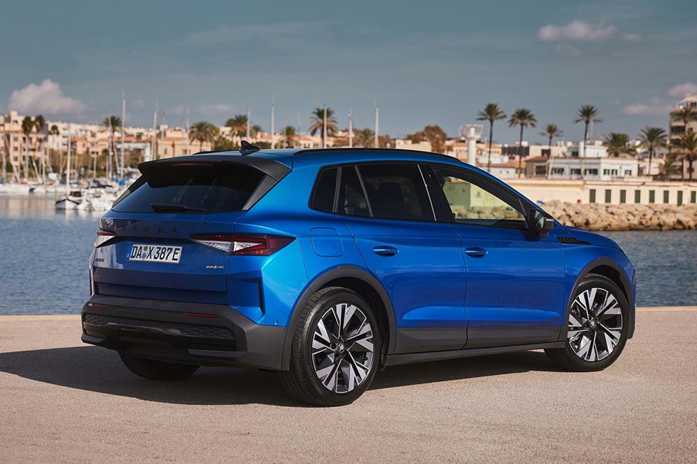 https://cdn.autogreeknews.gr/wp-content/uploads/2025/10/Skoda_elroq-rearview.jpg