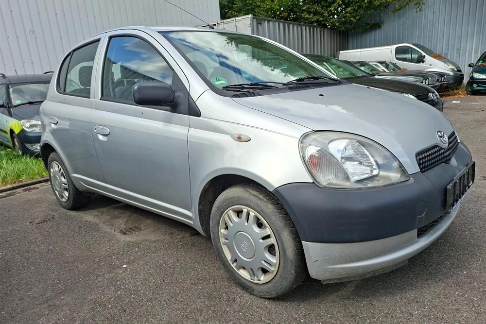 https://cdn.autogreeknews.gr/wp-content/uploads/2025/10/Toyota-Yaris-2001-1.jpg