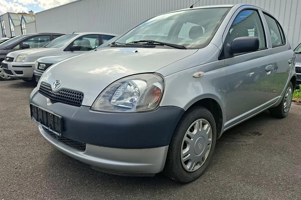 https://cdn.autogreeknews.gr/wp-content/uploads/2025/10/Toyota-Yaris-2001.jpg
