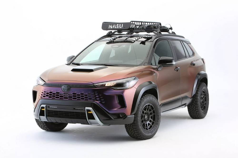 Το πιο σκληρό Toyota Corolla Cross ψάχνει απεγνωσμένα βουνά