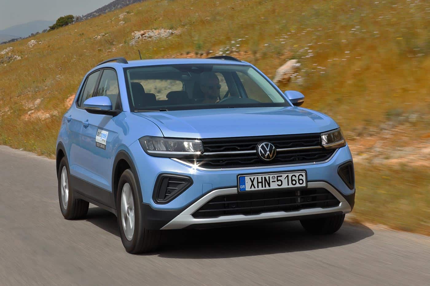 https://cdn.autogreeknews.gr/wp-content/uploads/2025/10/VW-T-Cross-kinisi.jpg