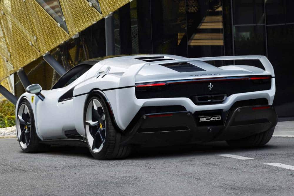 https://cdn.autogreeknews.gr/wp-content/uploads/2025/10/ferrari-sc40-4.jpg