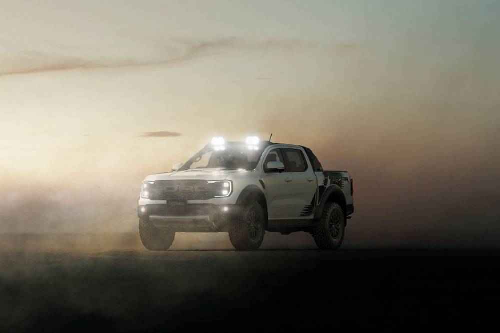 https://cdn.autogreeknews.gr/wp-content/uploads/2025/10/ford-s-ranger-raptor-gains-desert-pack-for-fun-tim-1.jpg