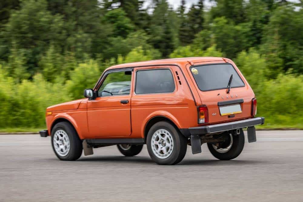 https://cdn.autogreeknews.gr/wp-content/uploads/2025/10/lada-niva-turbo-07.jpg