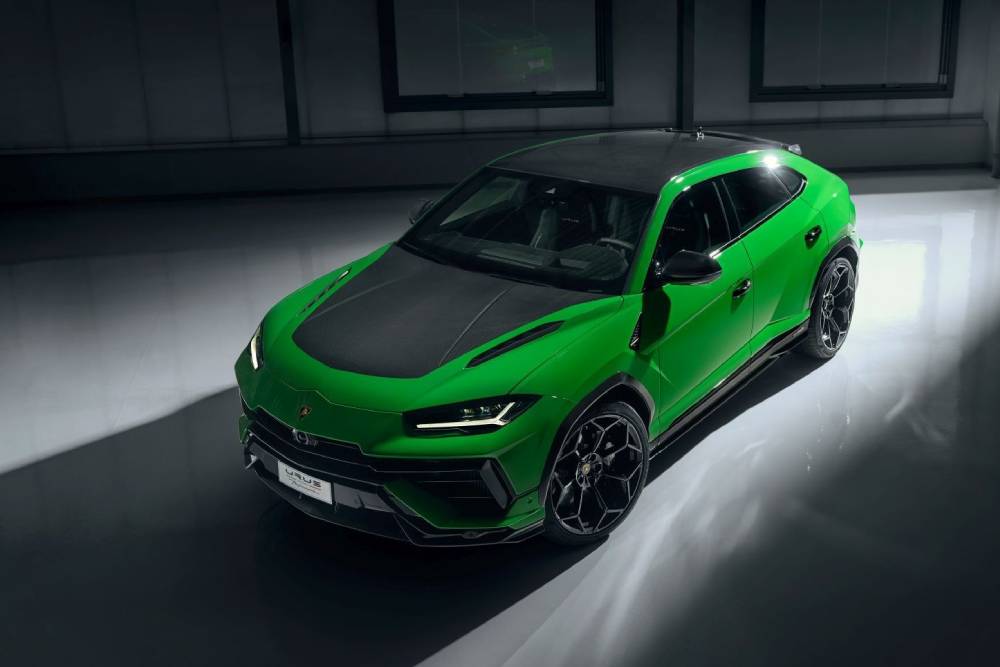 https://cdn.autogreeknews.gr/wp-content/uploads/2025/10/lamborghini-brings-supercar-ownership-closer-to-ki-4.jpg