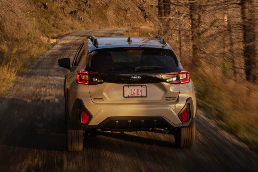 https://cdn.autogreeknews.gr/wp-content/uploads/2025/10/subaru-crosstrek-hybrid-review-05.jpg