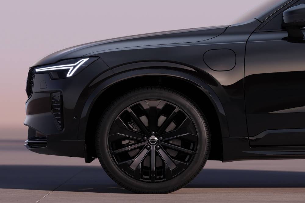 https://cdn.autogreeknews.gr/wp-content/uploads/2025/10/the-all-new-volvo-xc90-black-edition-has-scandinav-2.jpg