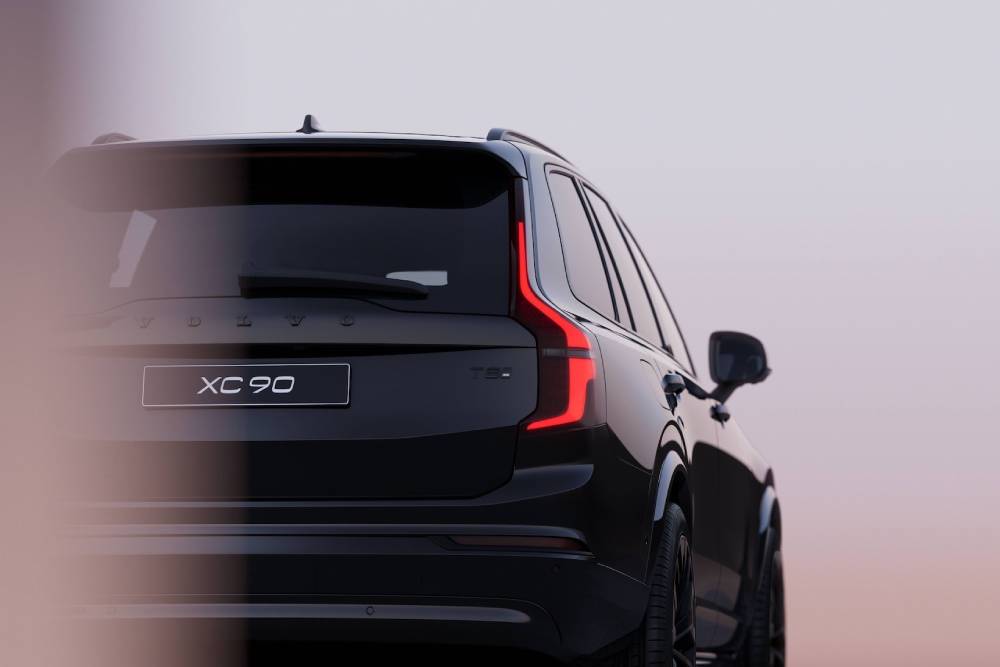https://cdn.autogreeknews.gr/wp-content/uploads/2025/10/the-all-new-volvo-xc90-black-edition-has-scandinav-3.jpg