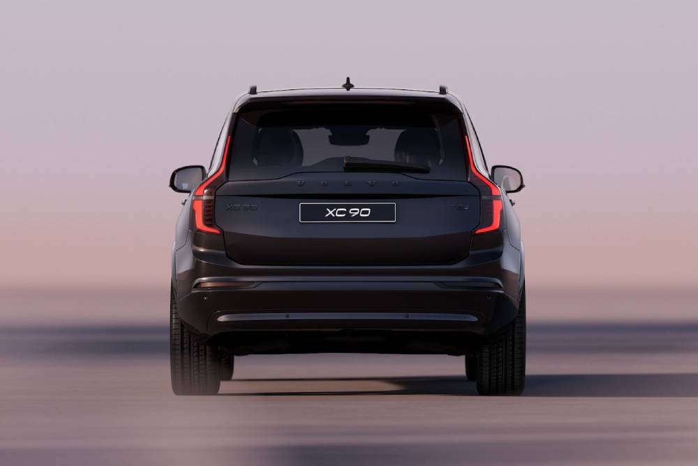https://cdn.autogreeknews.gr/wp-content/uploads/2025/10/the-all-new-volvo-xc90-black-edition-has-scandinav-4.jpg