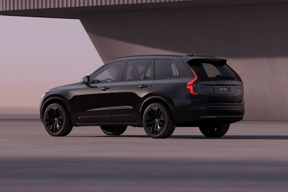 https://cdn.autogreeknews.gr/wp-content/uploads/2025/10/the-all-new-volvo-xc90-black-edition-has-scandinav.jpg