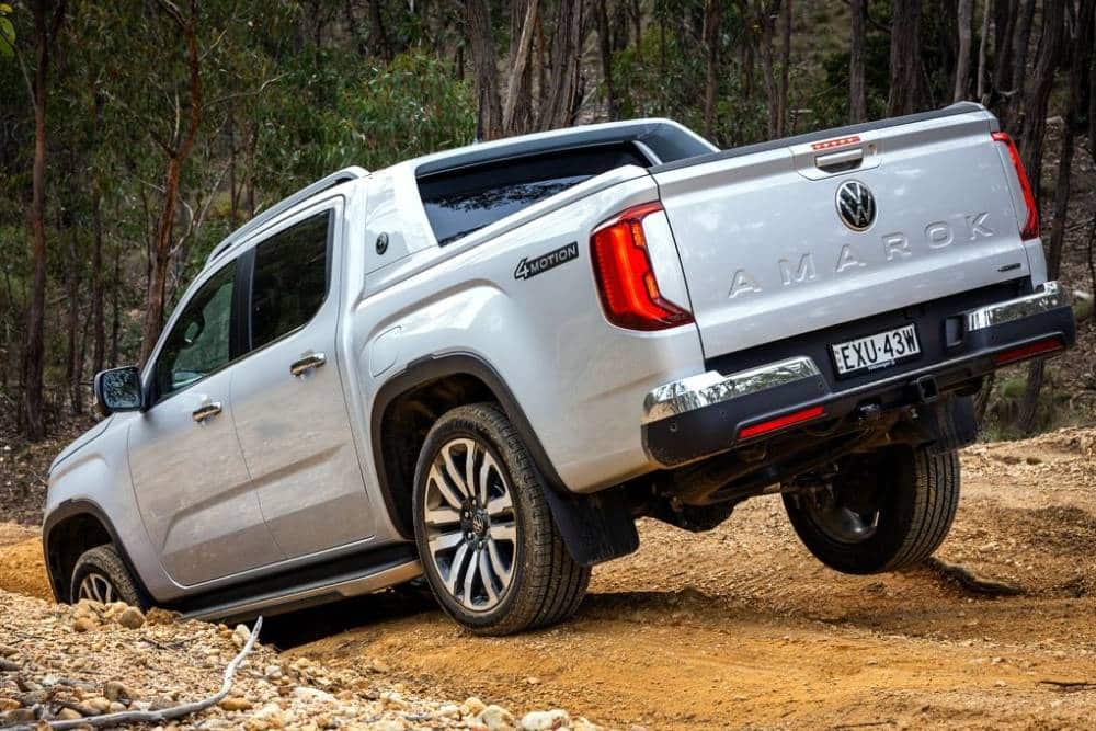 https://cdn.autogreeknews.gr/wp-content/uploads/2025/10/vw-amarok-2.3-tsi-02.jpg